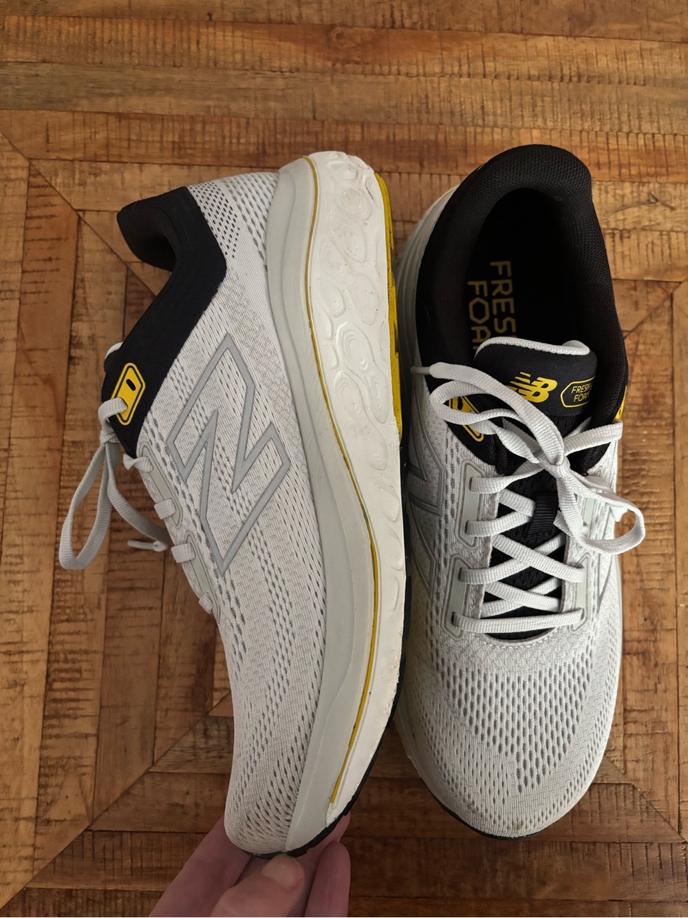 Men’s 9.5 New Balance White and Black Fresh Foam X 860 v14 Men's